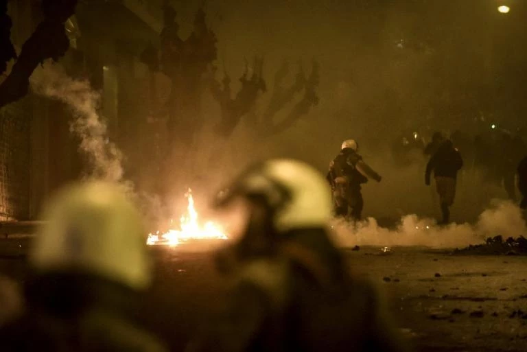 Έκαψαν πάλι τα Εξάρχεια – Νύχτα με μολότοφ και καμία σύλληψη